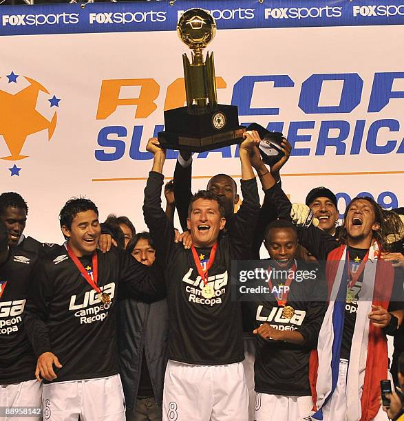 Players of Ecuadoran team Liga de Quito celebrate after winning the 2009 Recopa Sudamericana final football match against Brazil's Internacional at...