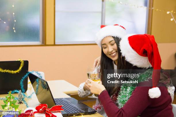 mujeres empresarias asiáticas con oropel y sombrero de santa - office christmas party fotografías e imágenes de stock