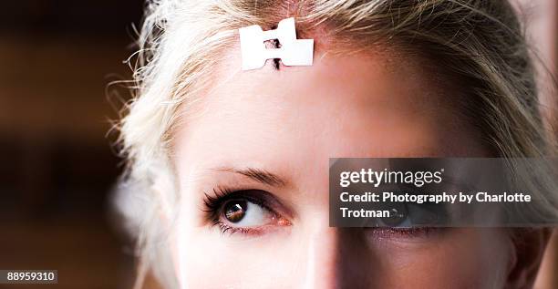 blonde woman with a cut on her head - head injury foto e immagini stock