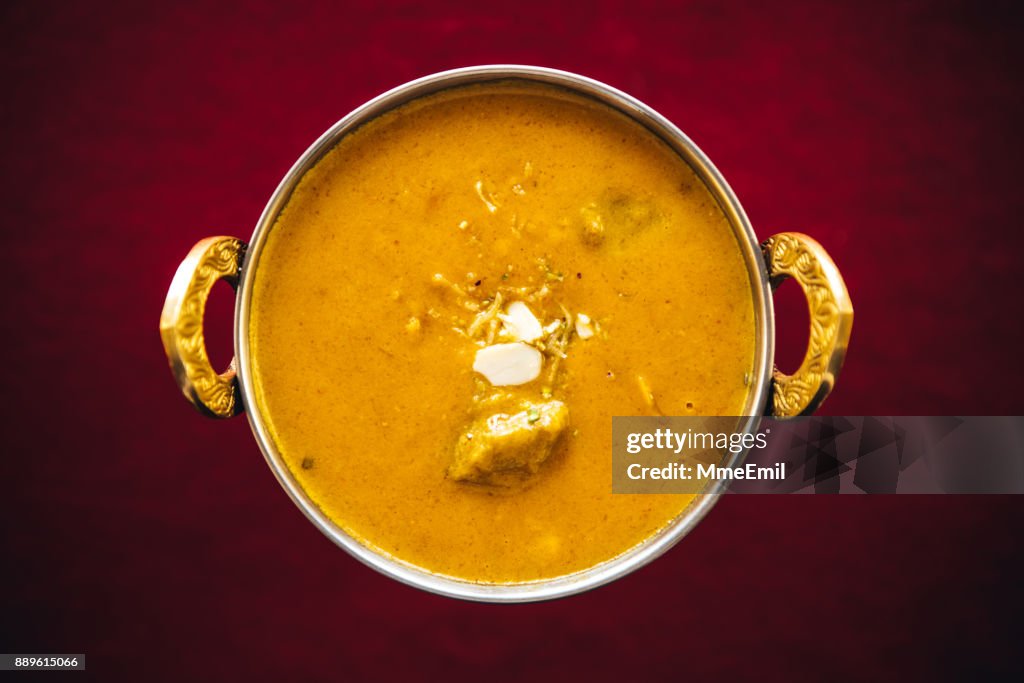 Lam korma curry binnen Karahi Indian serveren gerechten. North Indiaas eten