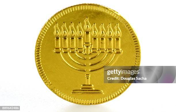 hanukkah gelt on a white background - chocolate gelt stockfoto's en -beelden