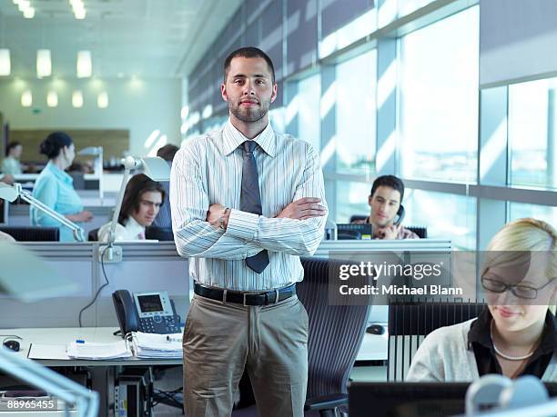 portrait of a young businessman in the office - personas en el fondo fotografías e imágenes de stock
