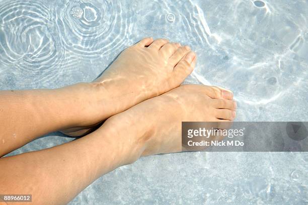 feet in water - ankle deep in water fotografías e imágenes de stock