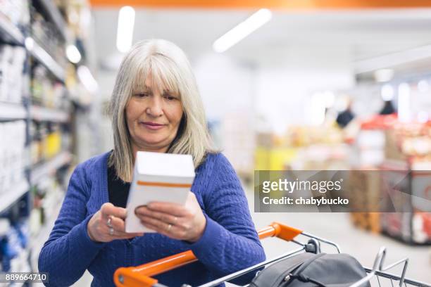 lady lezing ingrediënten - voedingslabel stockfoto's en -beelden