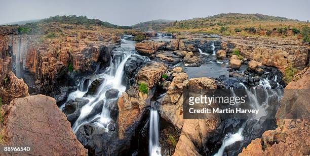 waterfall near bourke luck?s potholes.  - província de mpumalanga imagens e fotografias de stock