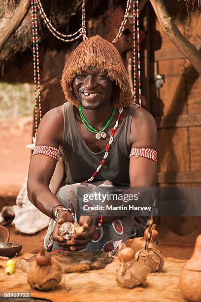 sangoma (traditional healer) throwing bones. - sorcier africain photos et images de collection