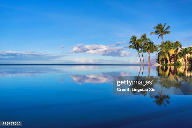 cloud typologies - blue sky and reflection - wailea ストックフォトと画像