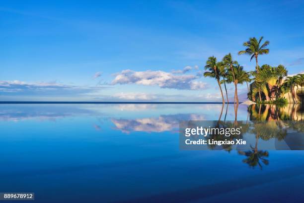 cloud typologies - blue sky and reflection - maui water stock pictures, royalty-free photos & images