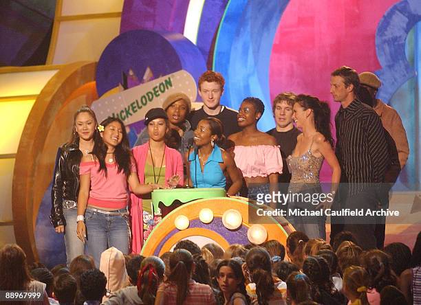 "American Idol" finalists, Jennifer Love Hewitt and Tony Hawk present the Favorite Music Group Award