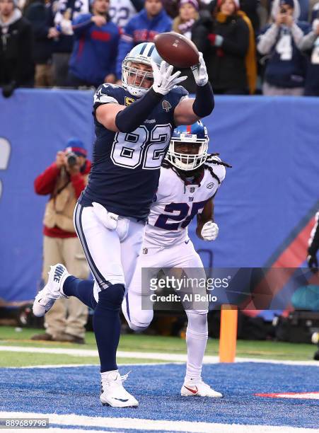 Jason Witten of the Dallas Cowboys catches a touchdown agains Brandon Dixon of the New York Giants in the fourth Quarter during their game at MetLife...