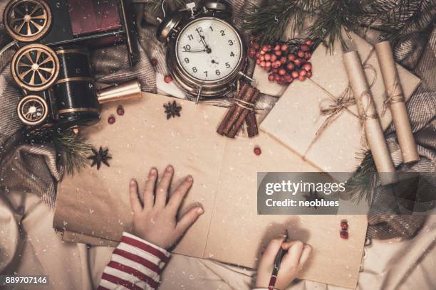 letra de escritura de niño a santa - accesorio para el cuello fotografías e imágenes de stock