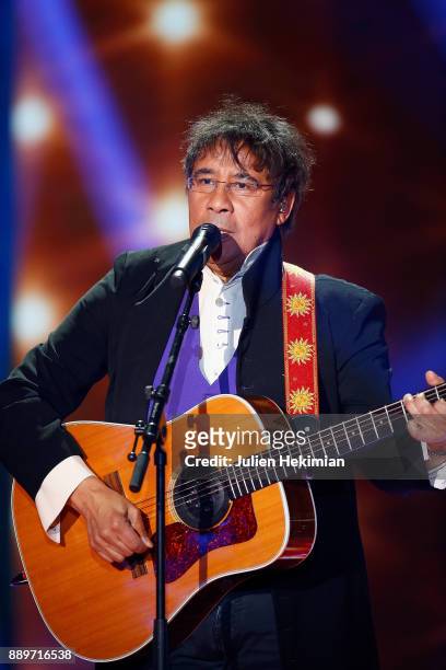 French Singer Laurent Voulzy performs on stage during the 31st France Television Telethon at Pavillon Baltard on December 9, 2017 in...