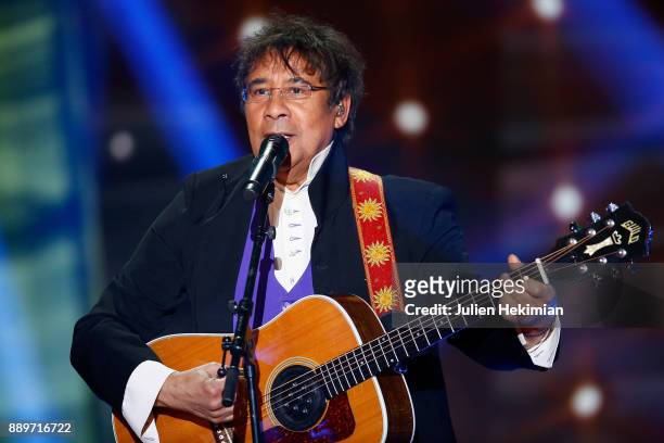 French Singer Laurent Voulzy performs on stage during the 31st France Television Telethon at Pavillon Baltard on December 9, 2017 in...