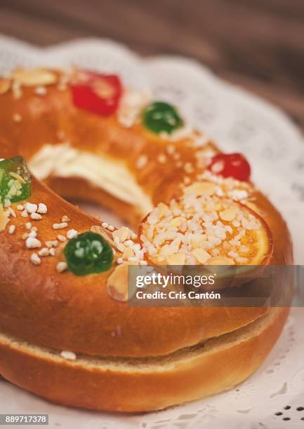 spanish epiphany cake "roscon de reyes" - roscon de reyes 個照片及圖片檔