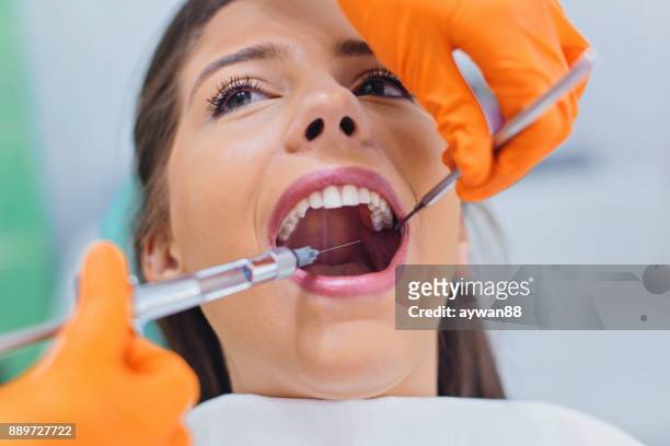 dentista che dà anestesia al paziente - anesthetic foto e immagini stock