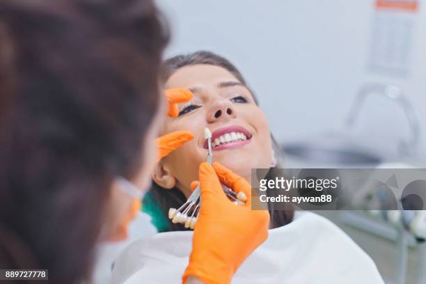 dentista escolher a cor dos dentes - implante dentário - fotografias e filmes do acervo