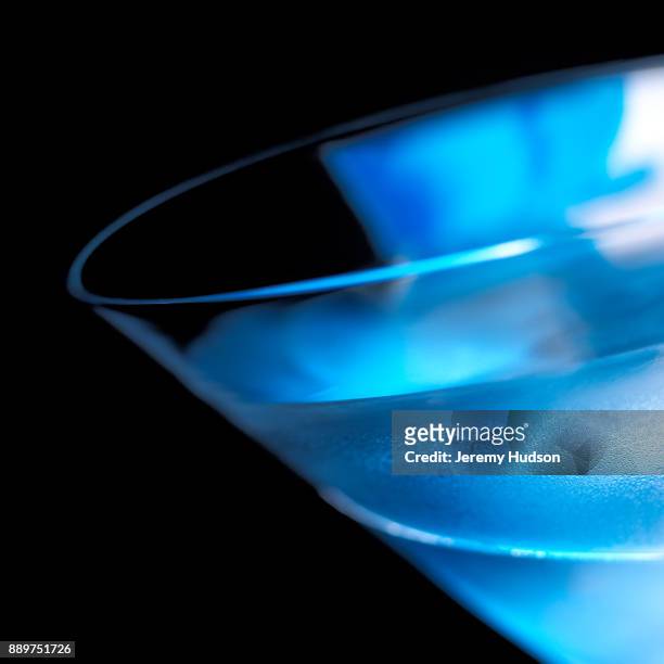 blue martini - blue martini glasses stock-fotos und bilder
