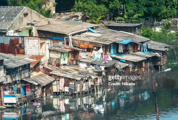 slum houses in jakarta, indonesia - jakarta slum stock pictures, royalty-free photos & images