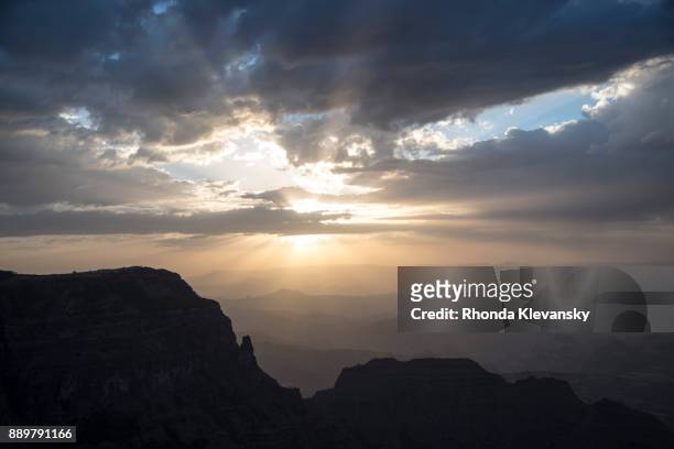 sun rays breaks through cloud at sunset in the simian mountains, ethopia - rhonda klevansky - fotografias e filmes do acervo