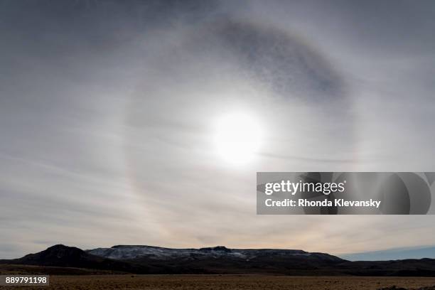 sun bow, solar halo,  argentine patagonian steppes. - rhonda klevansky - fotografias e filmes do acervo