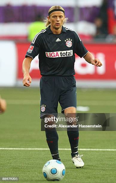 Anatoliy Tymoshchuk of Muenchen runs with the ball during the pre-season friendly match between Red Bull Salzburg and FC Bayern Muenchen at the Red...