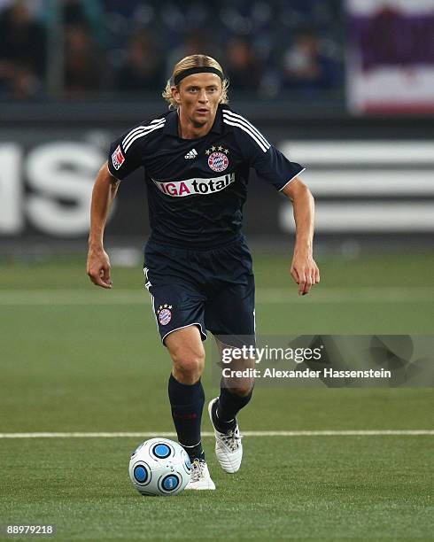 Anatoliy Tymoshchuk of Muenchen runs with the ball during the pre-season friendly match between Red Bull Salzburg and FC Bayern Muenchen at the Red...