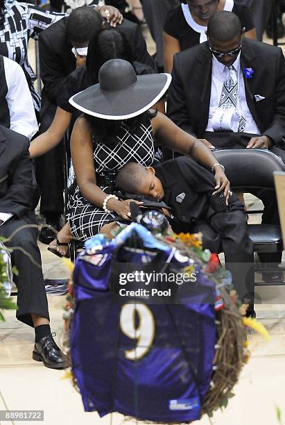 Mechelle McNair, center, and family members attend a funeral service for former NFL quarterback Steve McNair on July 11, 2009 in Hattiesburg,...
