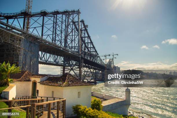 hercilio luz bridge - florianópolis - brazil. - luz solar stockfoto's en -beelden