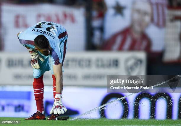 Mariano Andujar of Estudiantes gestures during a match between Estudiantes and Boca Juniors as part of the Superliga 2017/18 at Centenario Ciudad de...