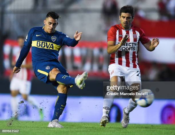 Cristian Pavon of Boca Juniors kicks the ball during a match between Estudiantes and Boca Juniors as part of the Superliga 2017/18 at Centenario...