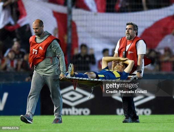 Paolo Goltz of Boca Juniors leaves the field after been injured during a match between Estudiantes and Boca Juniors as part of the Superliga 2017/18...