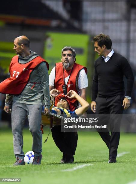 Paolo Goltz of Boca Juniors leaves the field after been injured during a match between Estudiantes and Boca Juniors as part of the Superliga 2017/18...