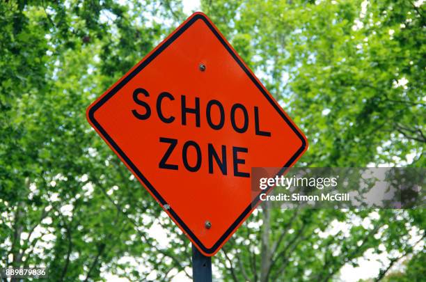 school zone road warning sign - placa de travessia de crianças - fotografias e filmes do acervo