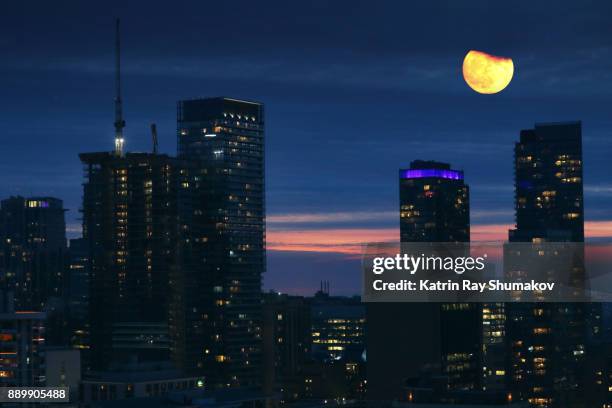 december super moon in city - super pink moon foto e immagini stock