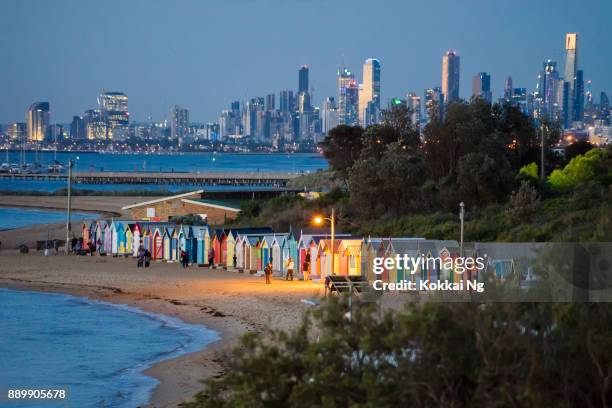 brighton beach, melbourne, in de schemering - melbourne city at night stockfoto's en -beelden