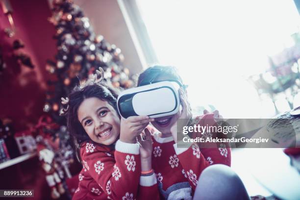 twee zusjes spelen en vechten om virtual reality simulator - top prospects game stockfoto's en -beelden