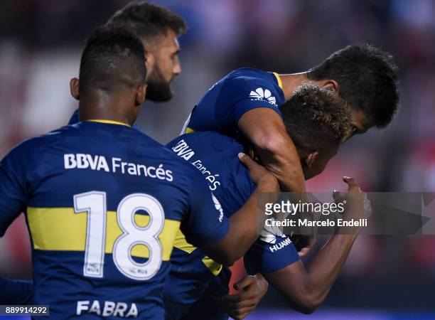Wilmar Barrios of Boca Juniors celebrates with teammates after scoring the first goal of his team during a match between Estudiantes and Boca Juniors...