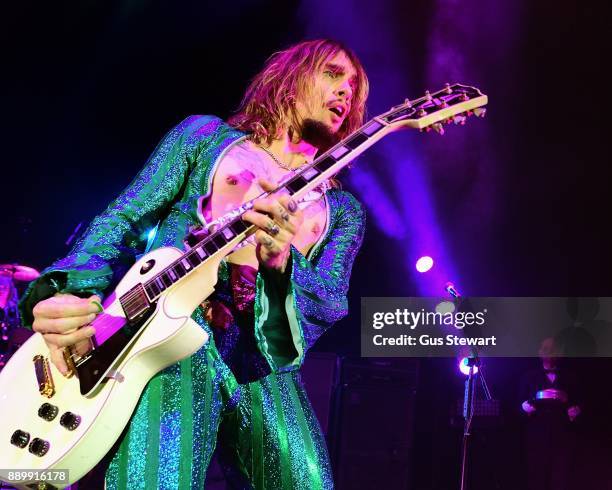 Justin Hawkins of The Darkness performs on stage at the Eventim Apollo on December 10, 2017 in London, England.