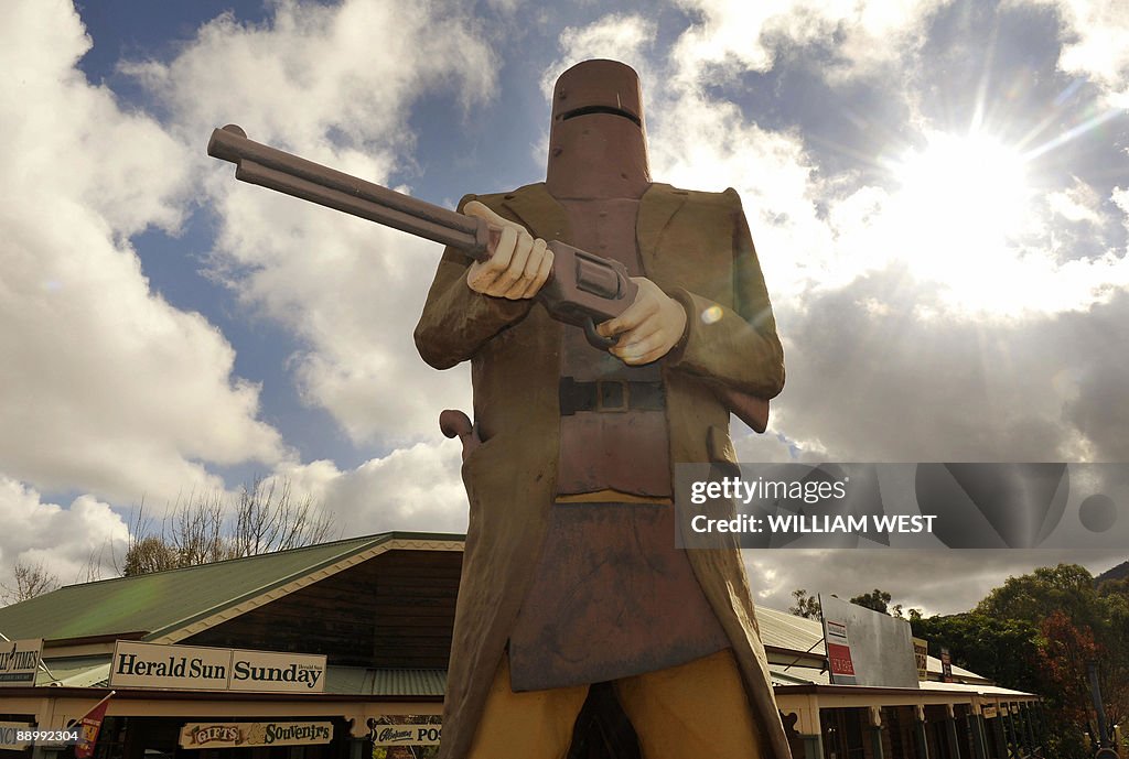 TO GO WITH STORY Australia-tourism-big-a