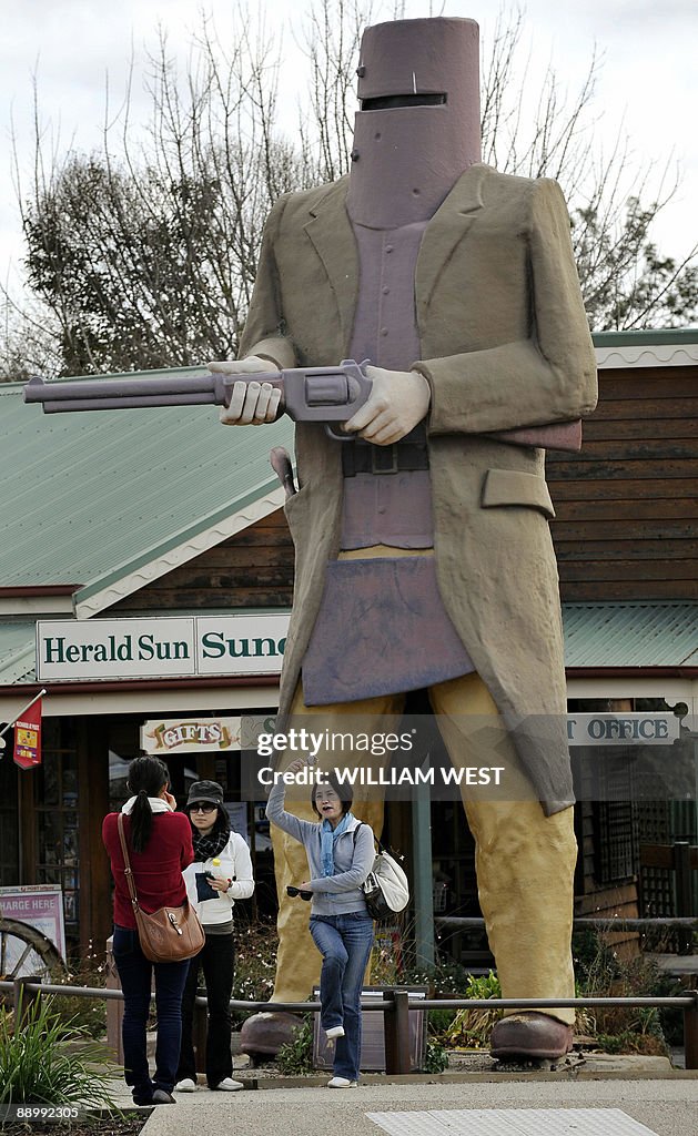 TO GO WITH STORY Australia-tourism-big-a