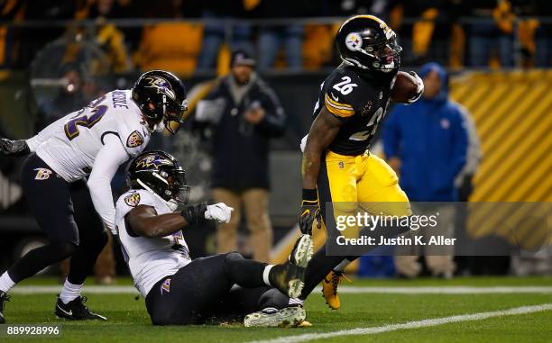 Le'Veon Bell of the Pittsburgh Steelers avoids a tackle by C.J. Mosley of the Baltimore Ravens as he runs into the end zone after a catch for a 20...