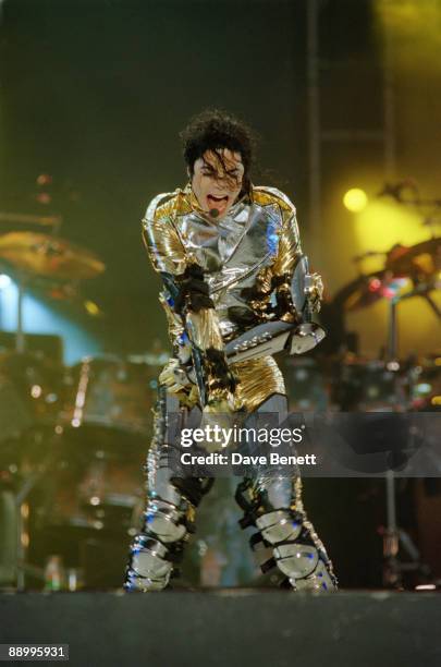 Mj Singer 1,059 Michael Jackson Singing Stock Photos, High-Res Pictures, and ...