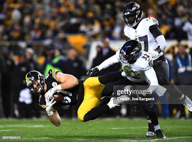 Jesse James of the Pittsburgh Steelers makes a catch in front of Eric Weddle of the Baltimore Ravens in the second half during the game at Heinz...