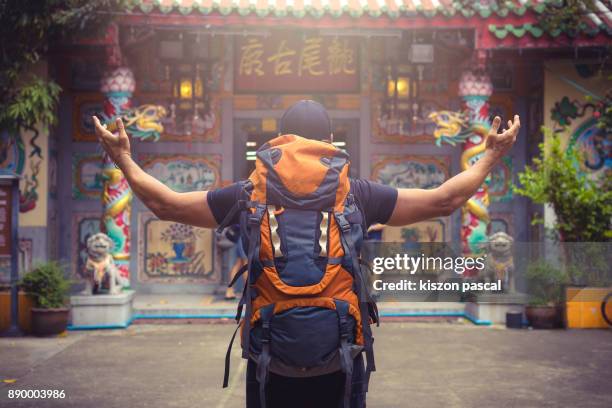 backpacker traveling alone in asia . . - 背包客 個照片及圖片檔