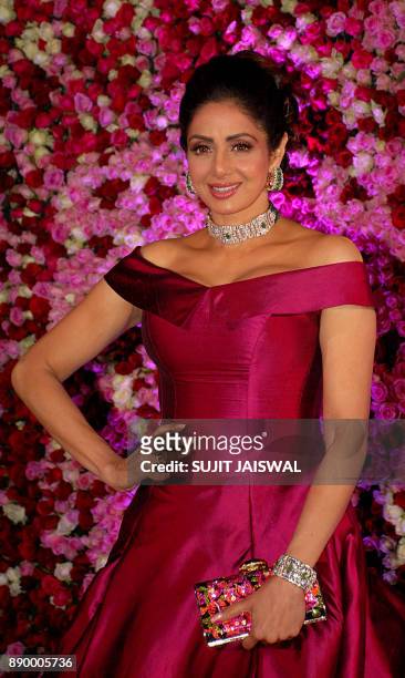 Indian Bollywood actress Sridevi poses for a photograph during a promotional event in Mumbai on late December 10, 2017. / AFP PHOTO / Sujit Jaiswal