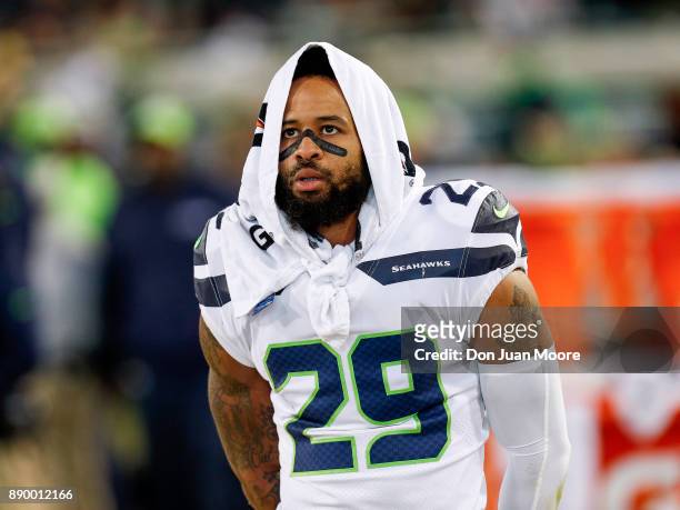 Safety Earl Thomas of the Seattle Seahawks on the sideline with a Gatorade Towel wrapped around his head during the game against the Jacksonville...