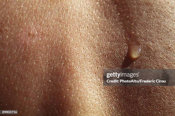 perspiration on skin, extreme close-up - wassertropfen haut stock-fotos und bilder