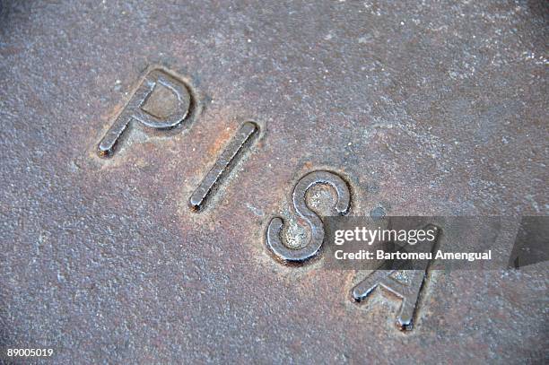 water sewer in pisa, italy - italiaanse tekst stockfoto's en -beelden