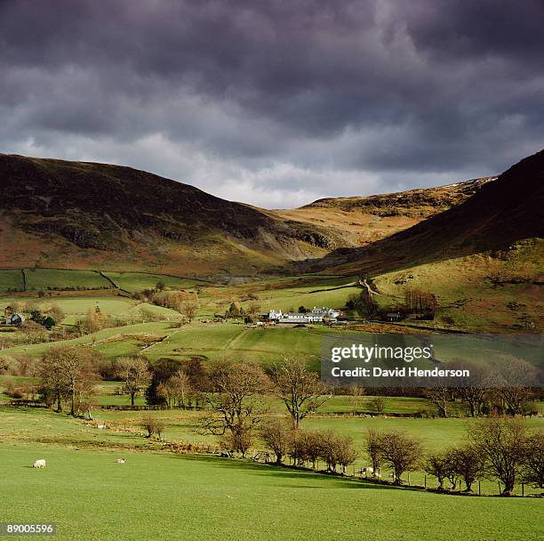 storm clouds over farm in newlands valley, england - vale de newlands imagens e fotografias de stock