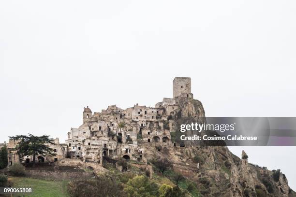 craco (matera), paese fantasma abbandonato - abbandonato stock pictures, royalty-free photos & images